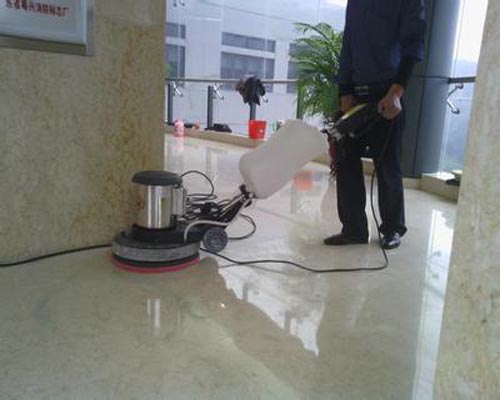 保洁员使用设备对大理石进行翻新