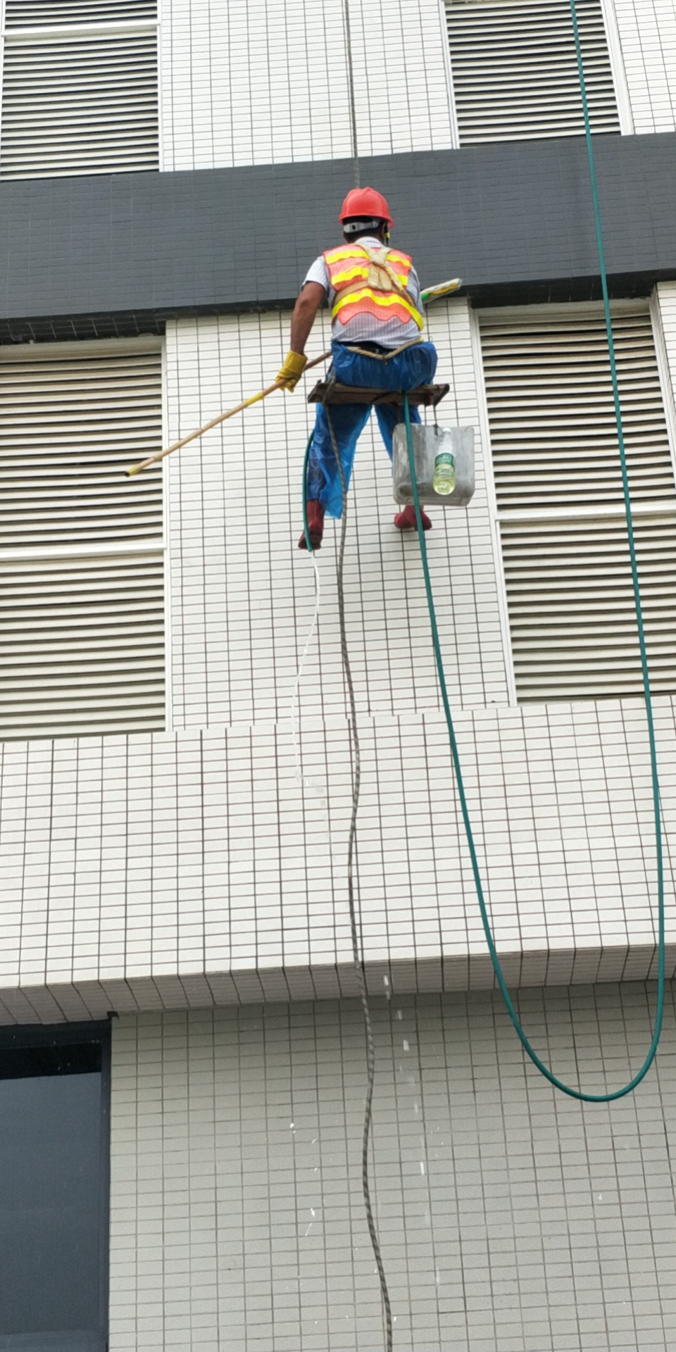 简单谈谈使用正确的巴中外墙洗清设备带来好的效果